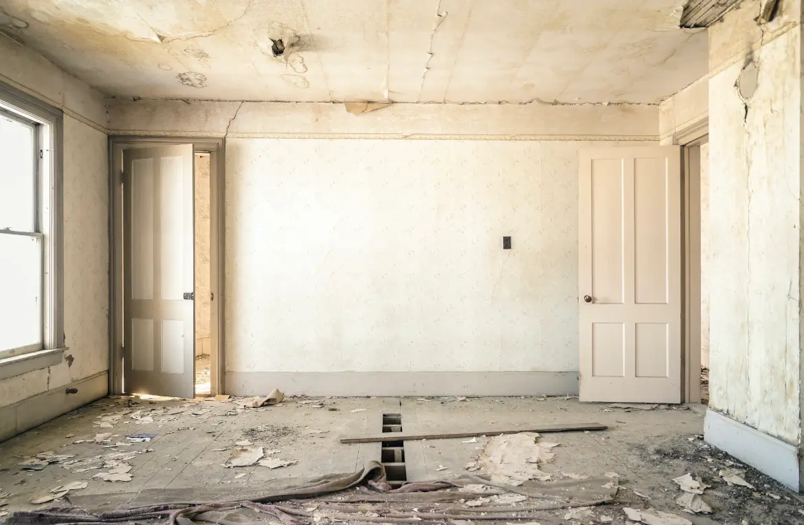 Waste disposal crew managing a cleanout project in Laplace